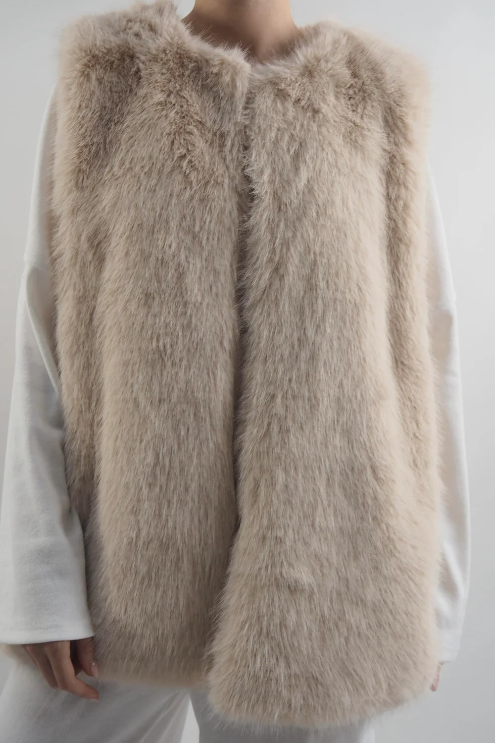 Laundry B Courchevel Faux Fur Gilet Stone 6 Laundry B Courchevel Faux Fur Gilet Stone - Image 4