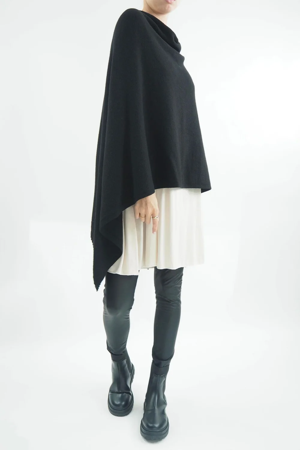Made In Italy Conrad Seam Back Poncho Black / 3 Made In Italy Conrad Seam Back Poncho Black /