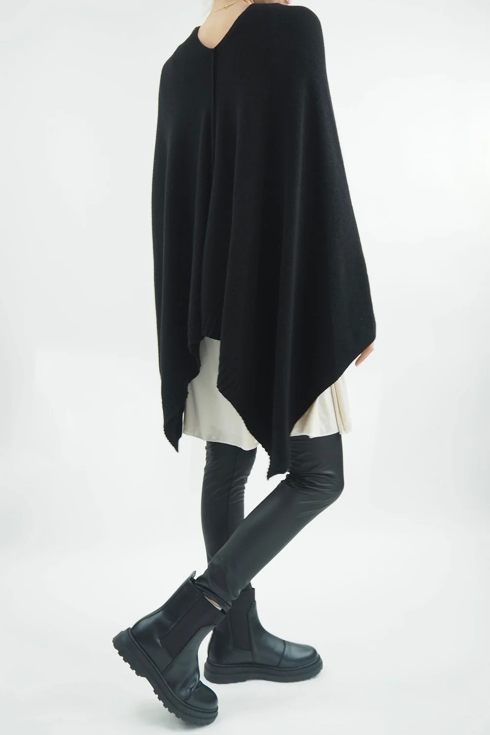 Made In Italy Conrad Seam Back Poncho Black / 4 Made In Italy Conrad Seam Back Poncho Black / - Image 2