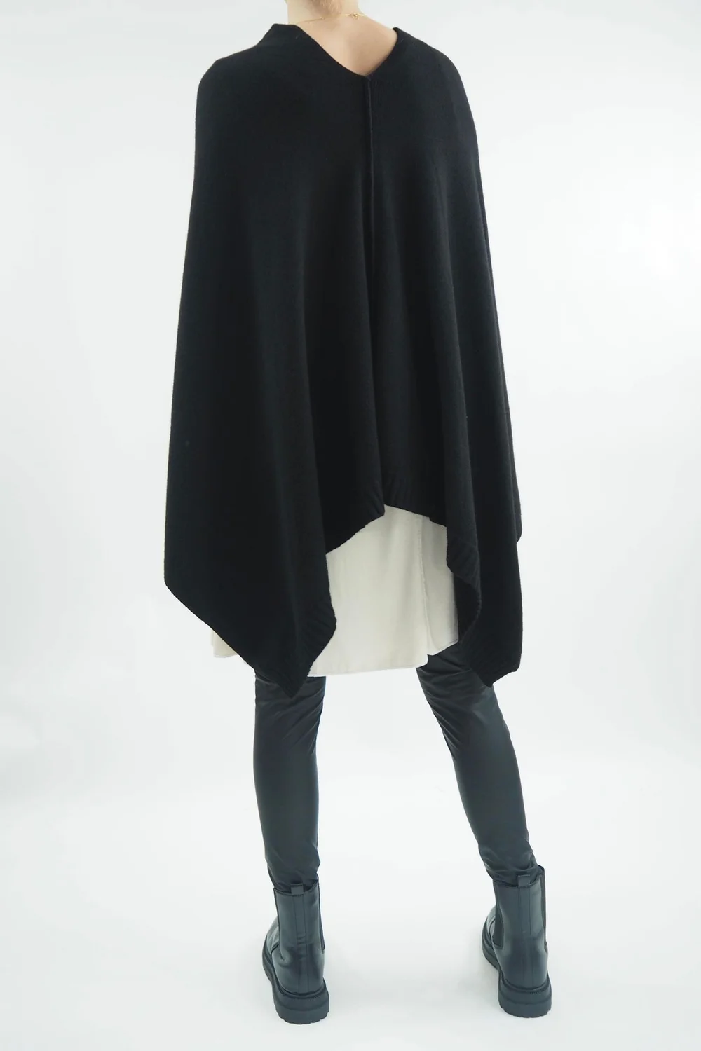 Made In Italy Conrad Seam Back Poncho Black / 5 Made In Italy Conrad Seam Back Poncho Black / - Image 3