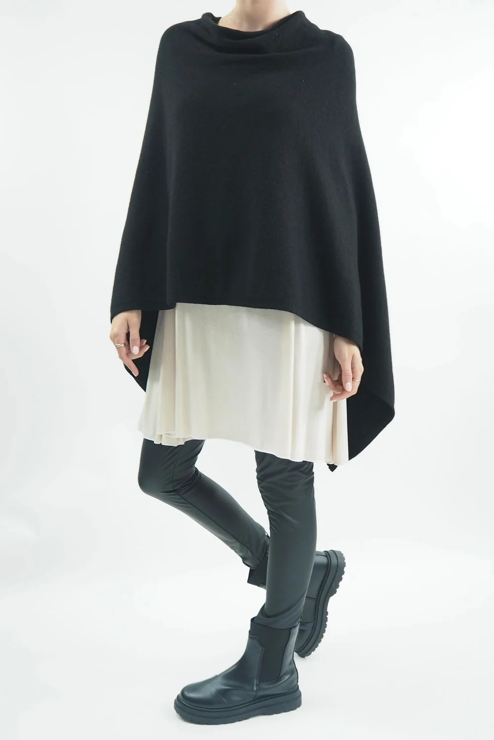 Made In Italy Conrad Seam Back Poncho Black / 6 Made In Italy Conrad Seam Back Poncho Black / - Image 4