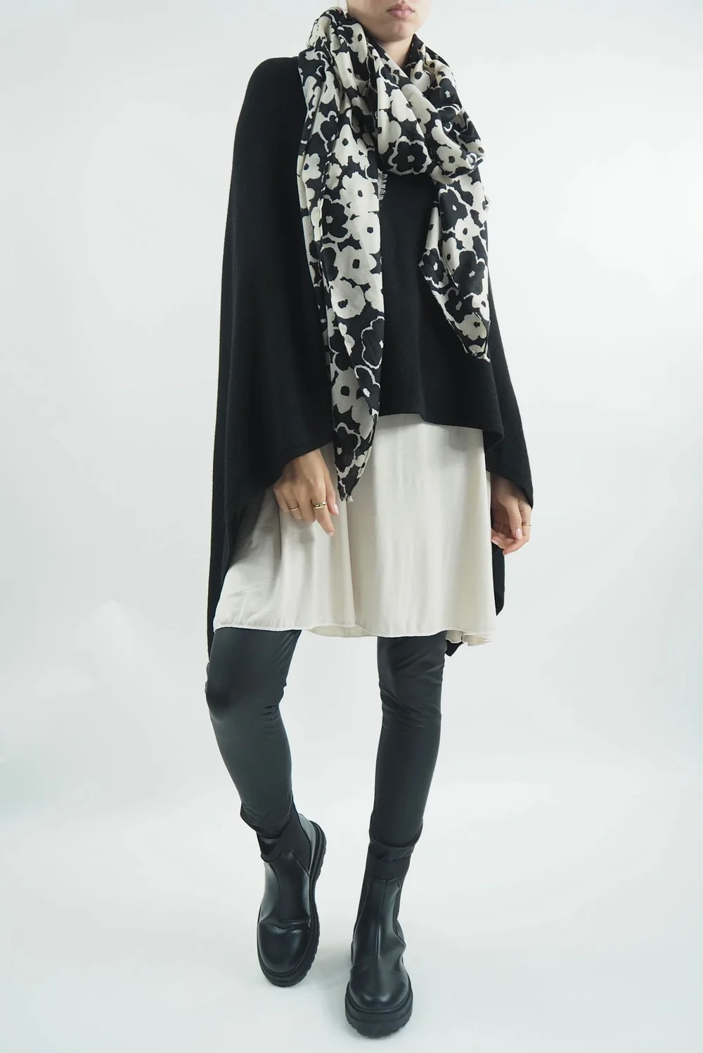 Made In Italy Conrad Seam Back Poncho Black / 7 Made In Italy Conrad Seam Back Poncho Black / - Image 5