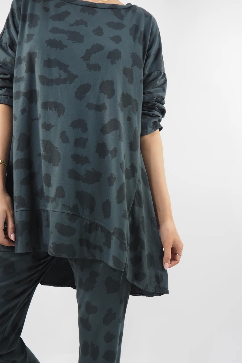 Made In Italy Lounging Leopard Set Graphite 4 Made In Italy Lounging Leopard Set Graphite - Image 2