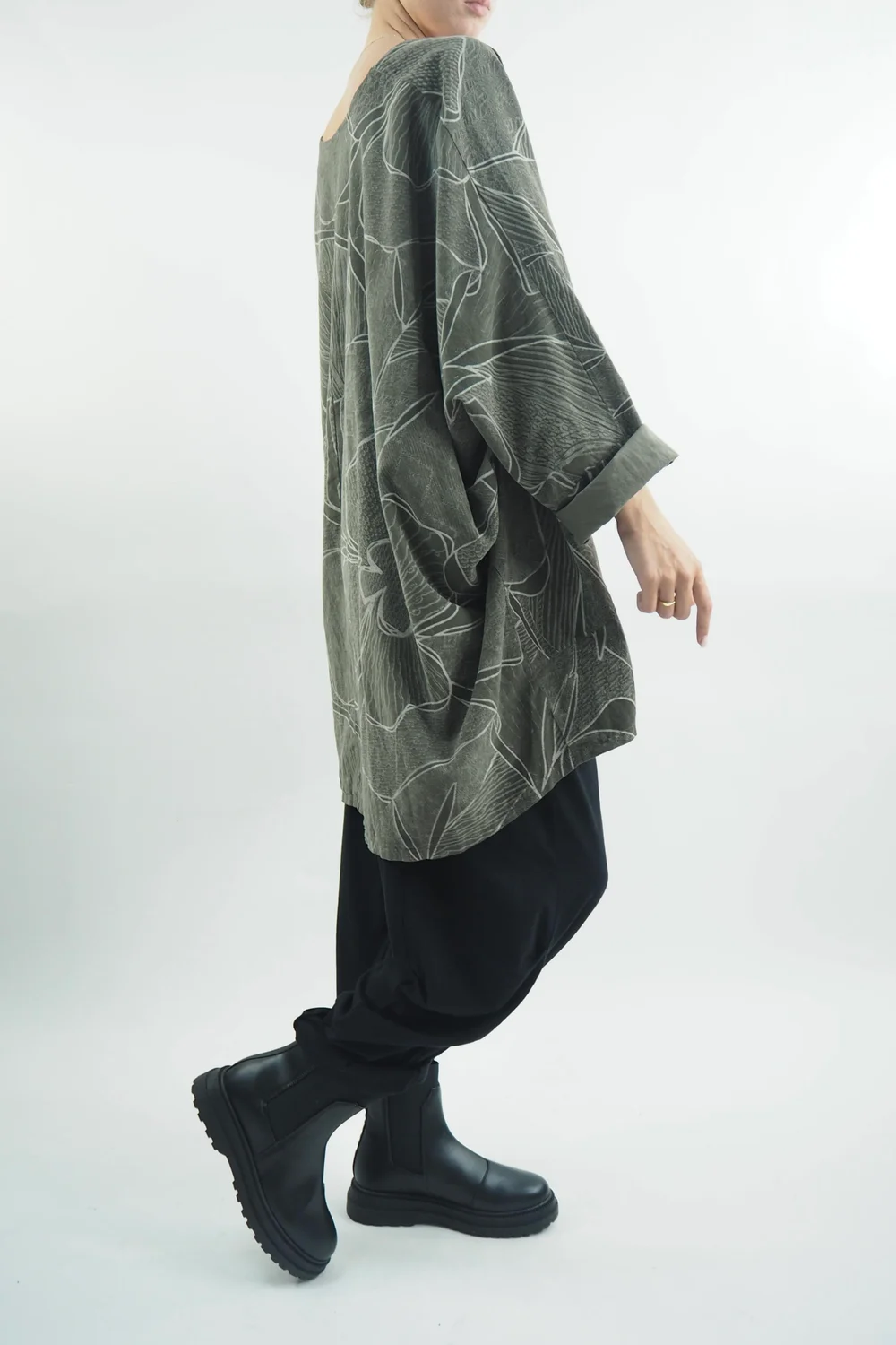 Made In Italy Malone Kew Oversized Needlecord Pocket Top Khaki 4 Made In Italy Malone Kew Oversized Needlecord Pocket Top Khaki - Image 2