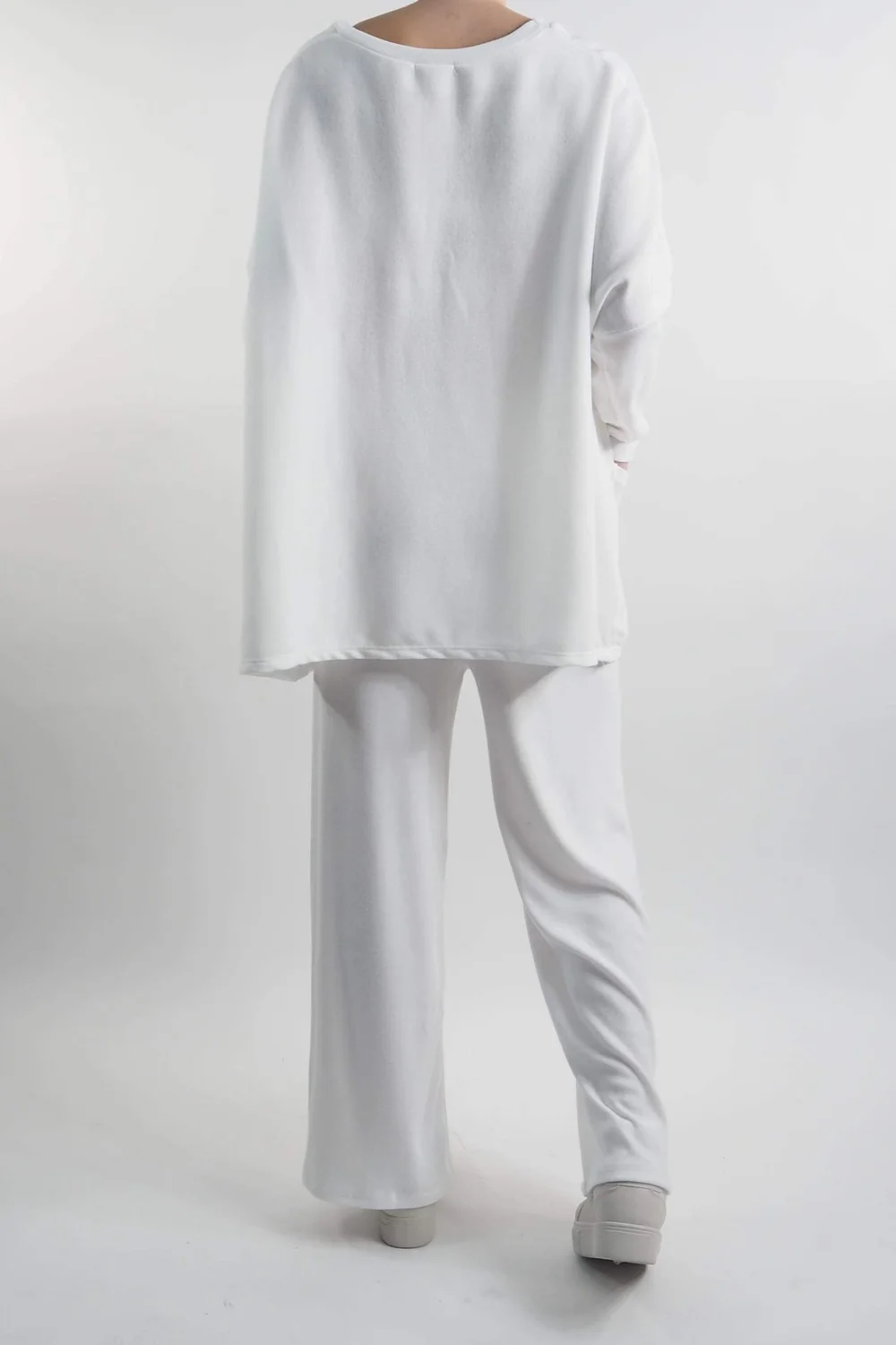 Made In Italy Chalet Pocketed Soft Knit Set Winter White 5 Made In Italy Chalet Pocketed Soft Knit Set Winter White - Image 3